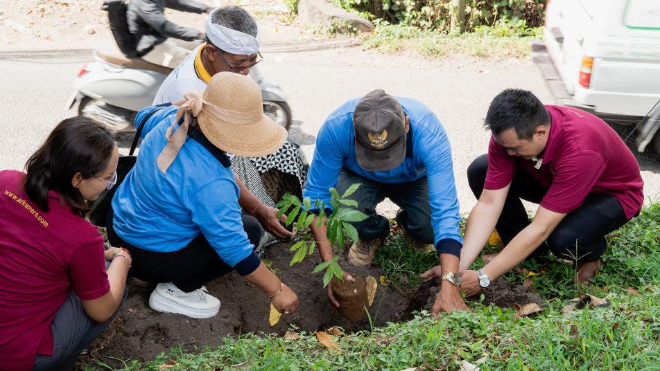 Arkamara and Gianyar Environmental Agency Tree Planting in Desa Mas